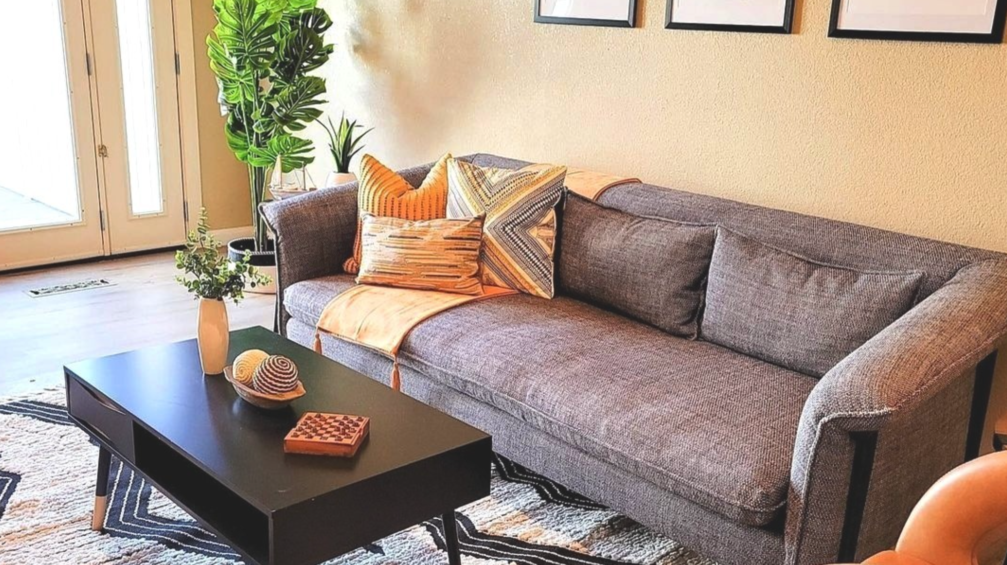 Transform Your Living Room into a Boho Paradise with Artiplanto's Stunning Décor