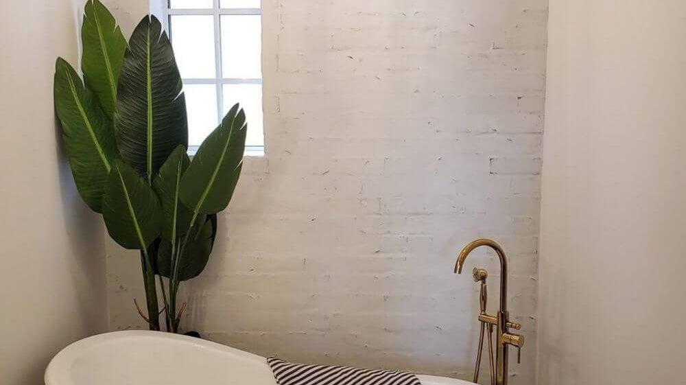 How to Decorate A Bathroom With Fake Plants