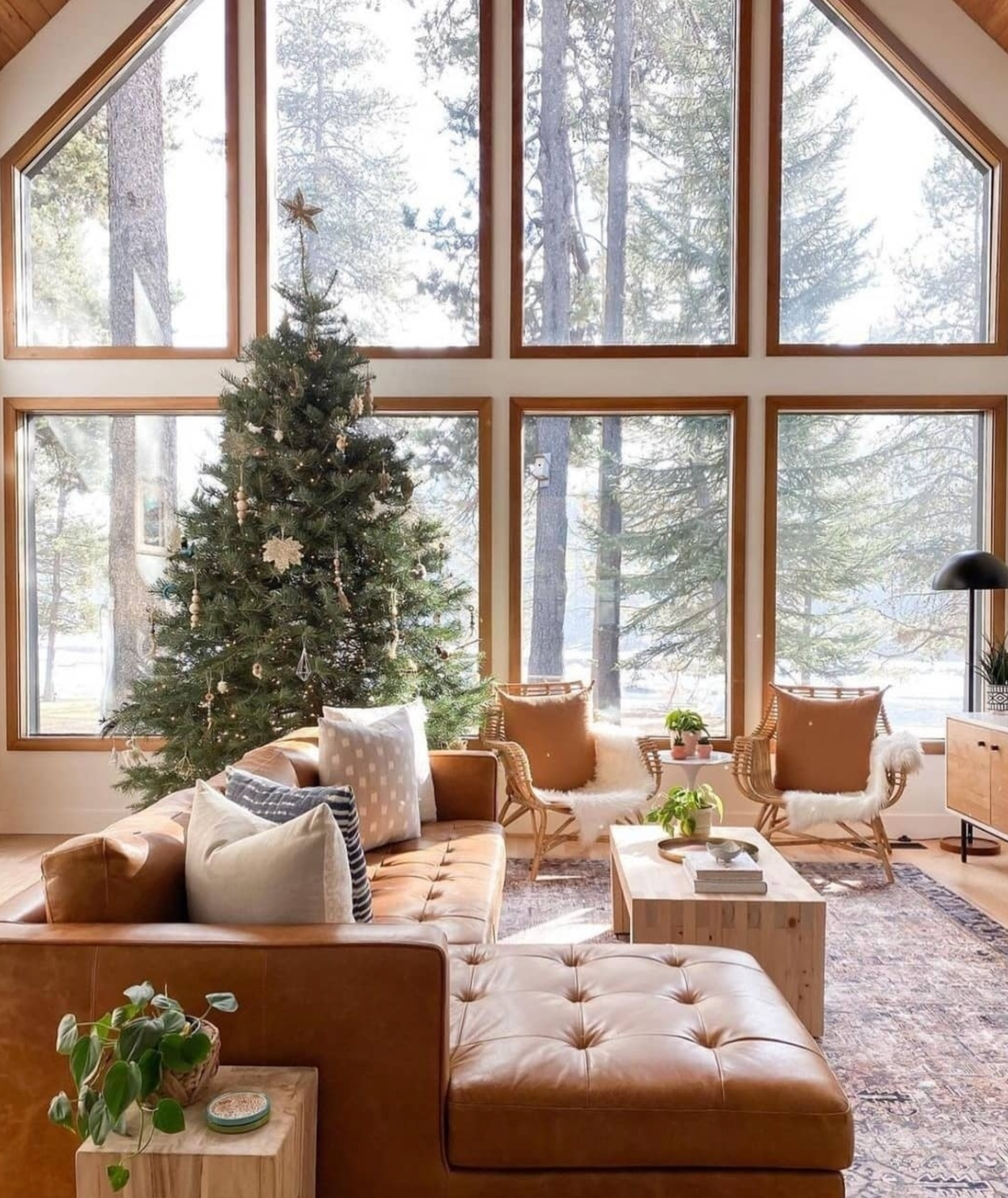 Elevate Your Holidays: Transforming Homes with Artiplanto.com